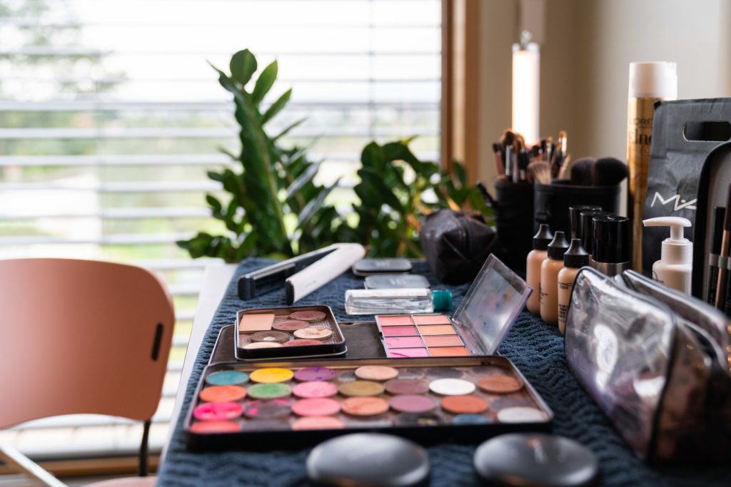 Séance maquillage avant shooting photo